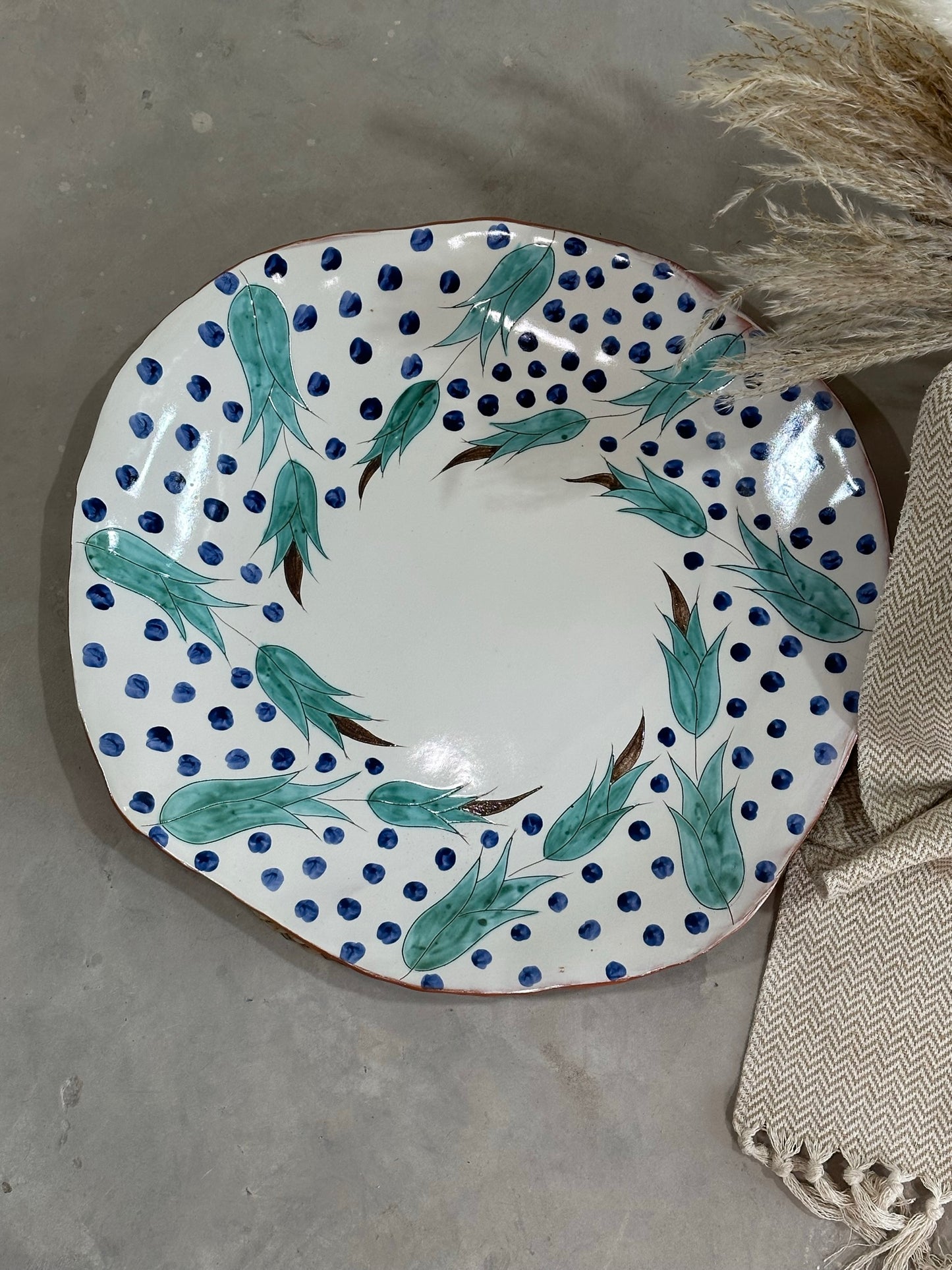 Oasis Home Decor Collection - White and green flowers plate