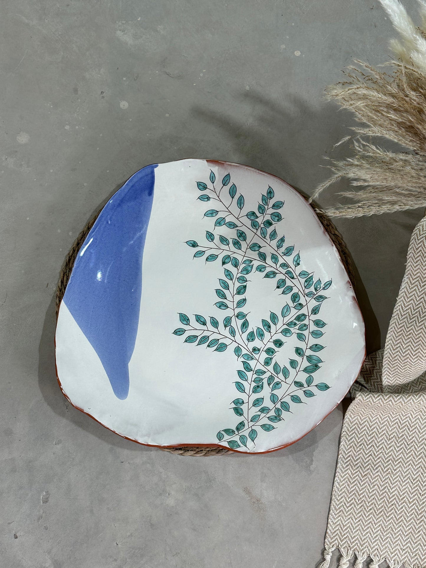 Oasis Home Decor Collection - White small leaves and blue plate